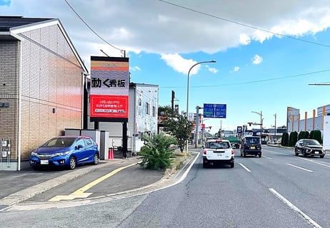 横山金足線城東交差点北側南進LEDビジョン