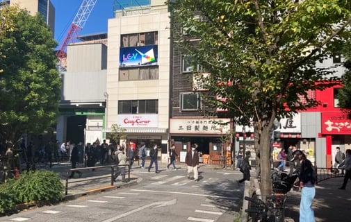 JR御茶ノ水駅聖橋口吉田ビル壁面LV