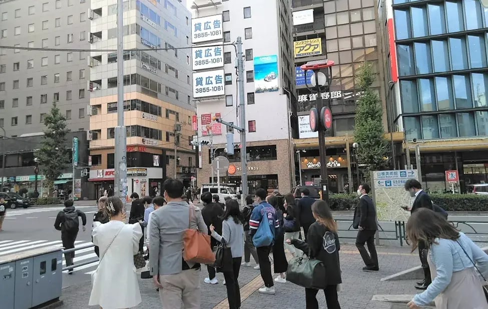 ライオンズマンション小川恵比寿ビル壁面（引き1）