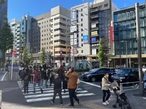 ライオンズマンション小川恵比寿ビル壁面（引き2）