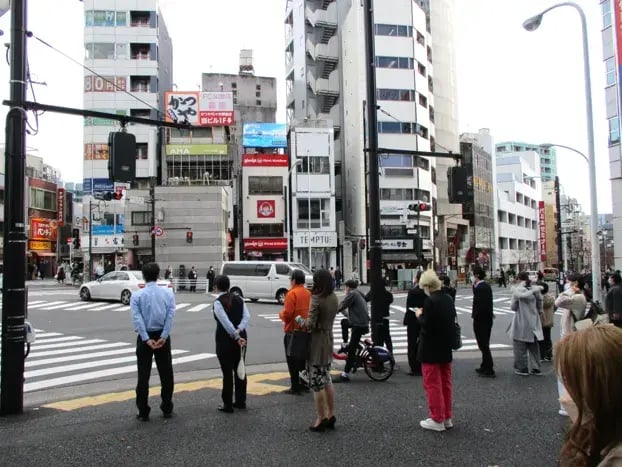 代々木駅交差点カネダビルヨヨギ屋上（引き2）