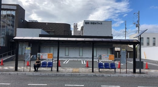 西側ベンチ広告