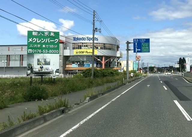 屋外看板広告(引き)