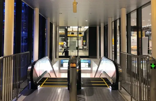 駅構内広告（引き）