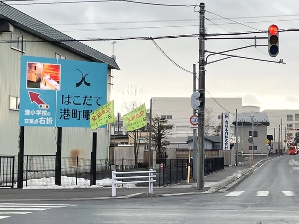 屋外看板広告（引き）