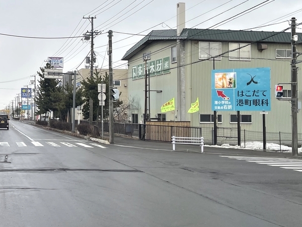 屋外看板広告（引き）