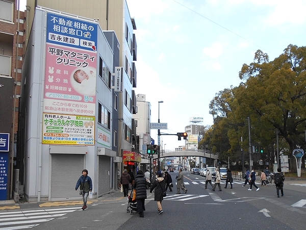 屋外看板広告(引き)