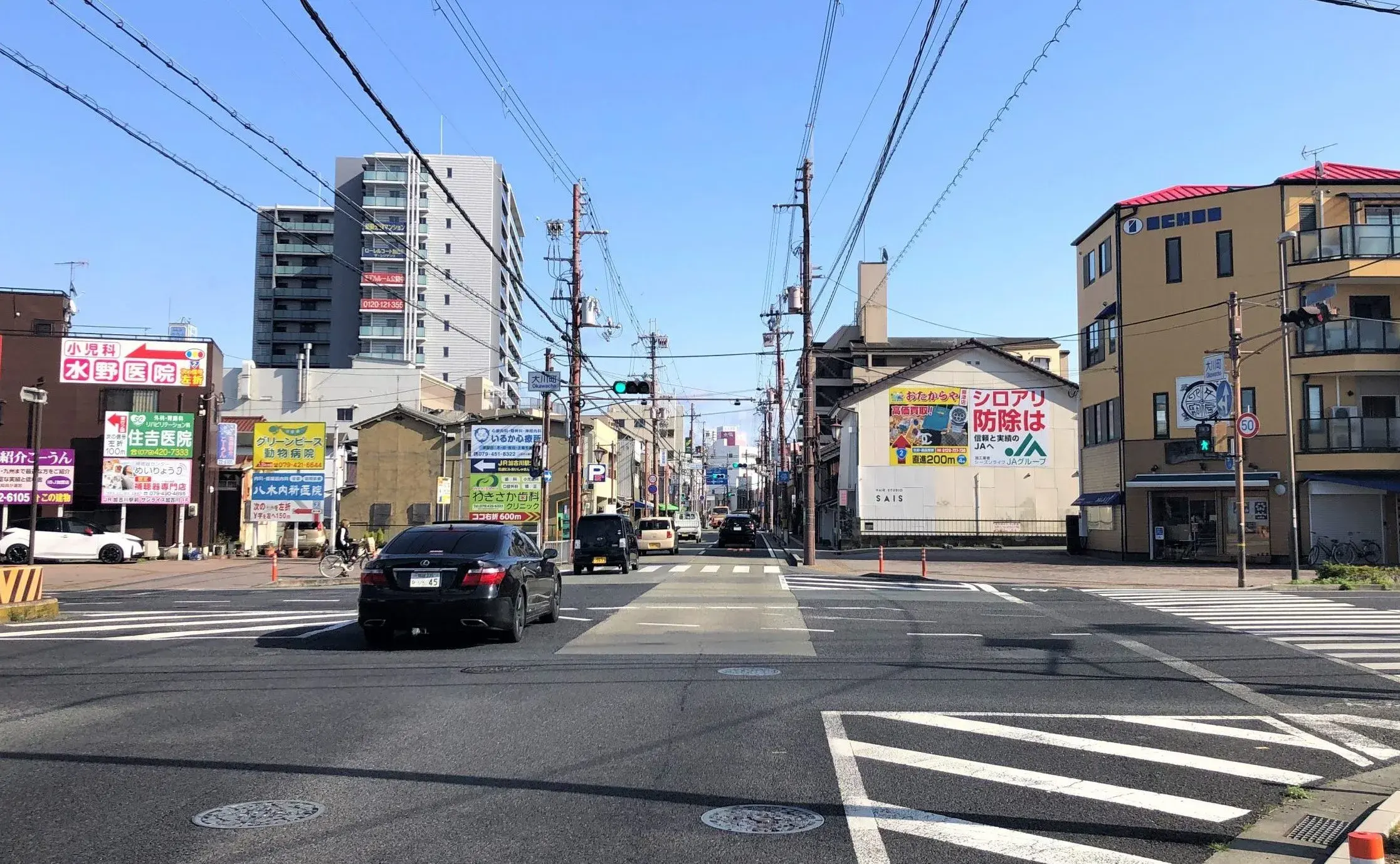 壁面看板（引き）