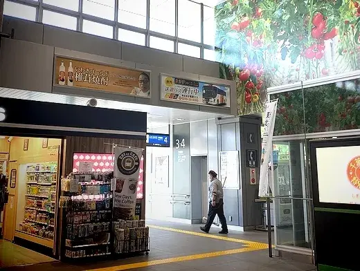 駅構内広告（引き）