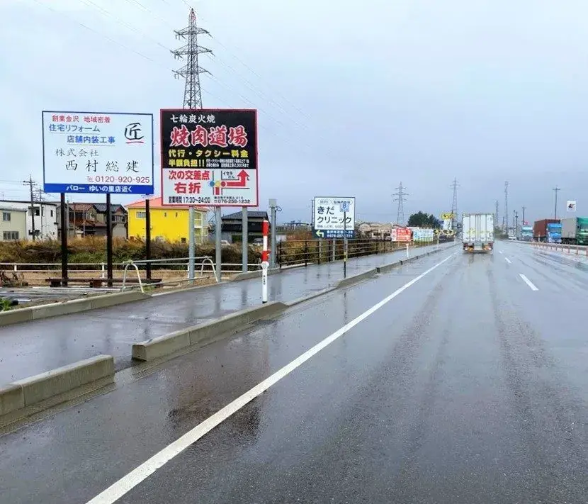 屋外看板（引き）