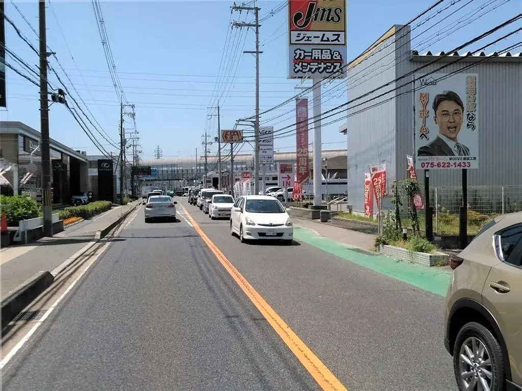 屋外看板（引き）