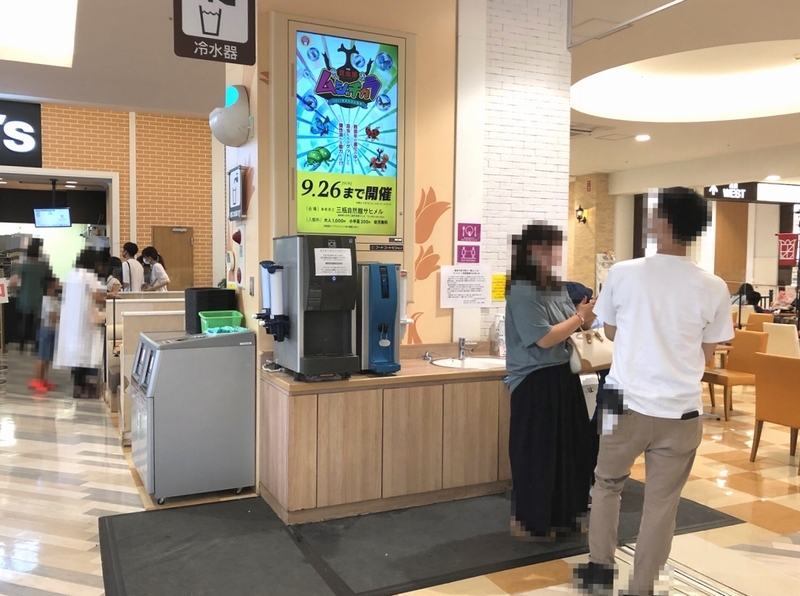 フードコートビジョン広告（引き）