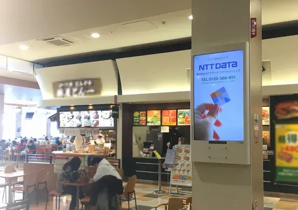 フードコートビジョン広告（引き）