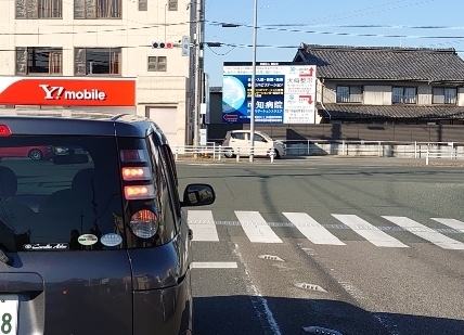 屋外看板広告（引き）