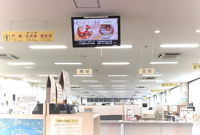 庁舎内サイネージ広告(別アングル)